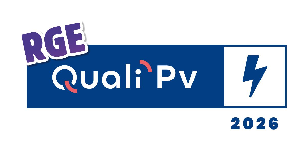 Logo avec RGE Quali PV, un éclair et 2026 sur un fond bleu foncé et blanc