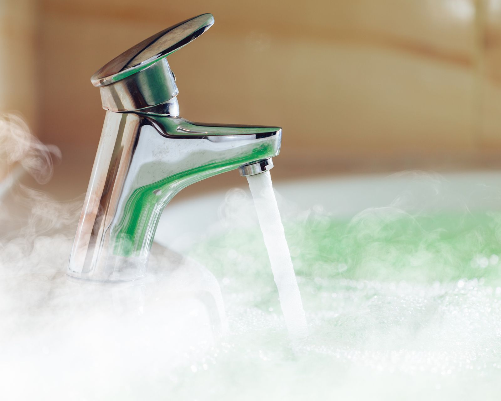 Une unité de climatisation extérieure à côté d'un mur de briques.