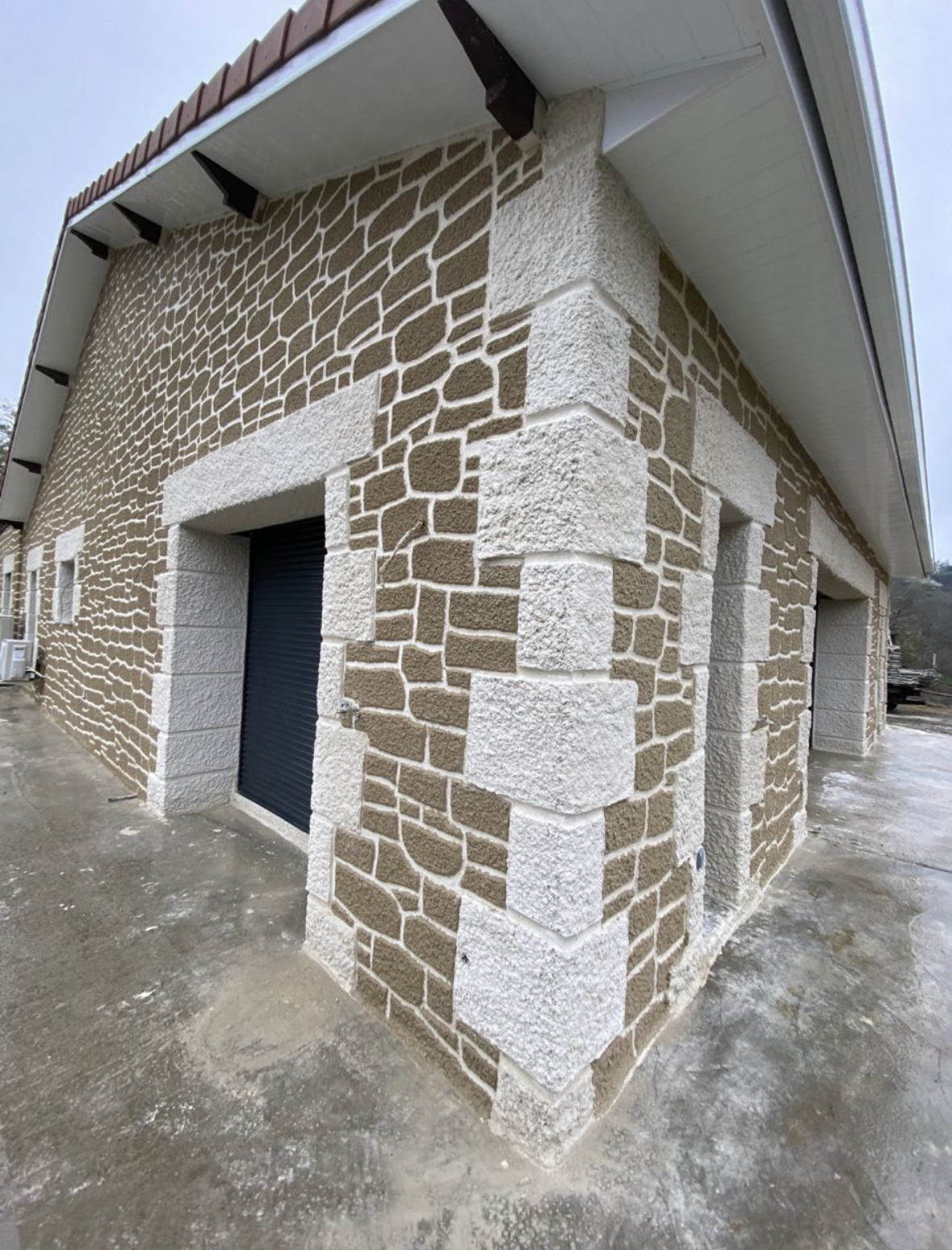 Façade d'une maison en pierre en cours de rénovation à Lorette