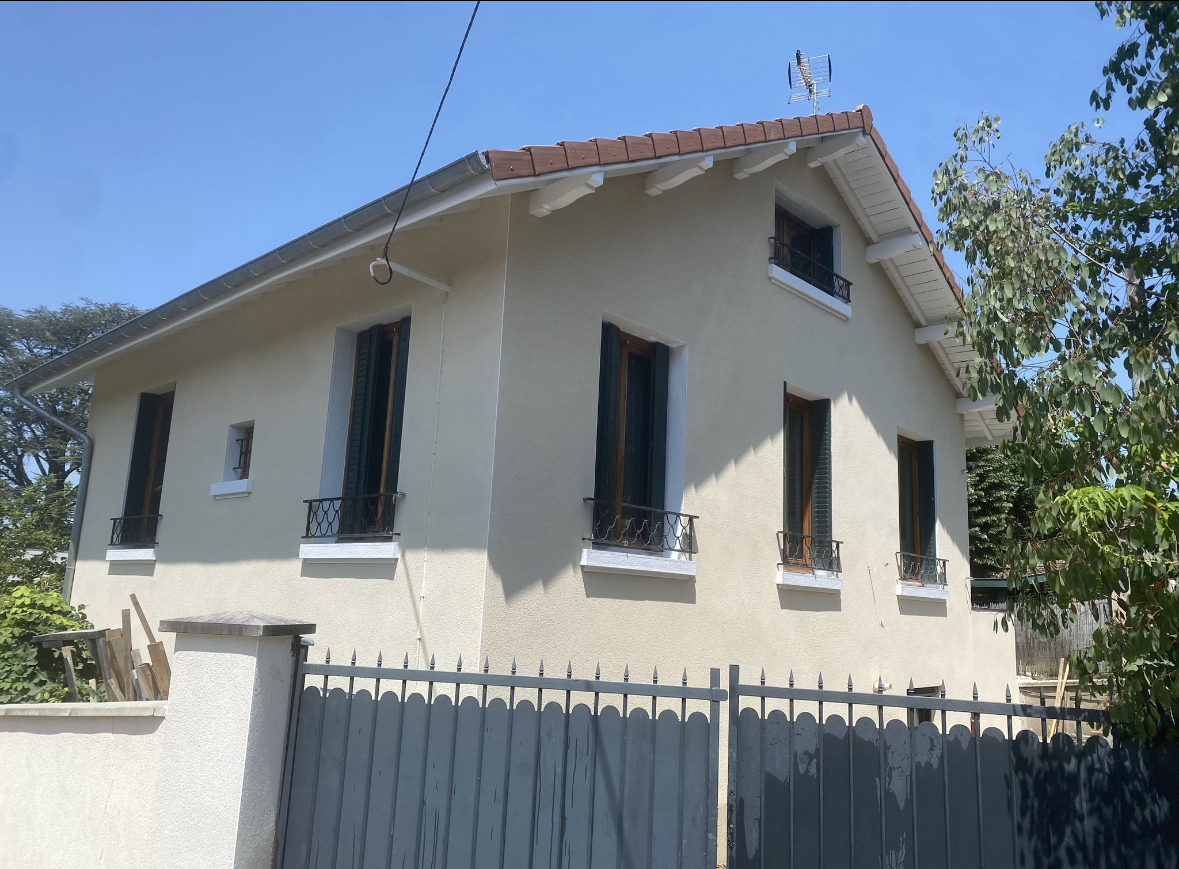 Une façade de maison à Valfleury