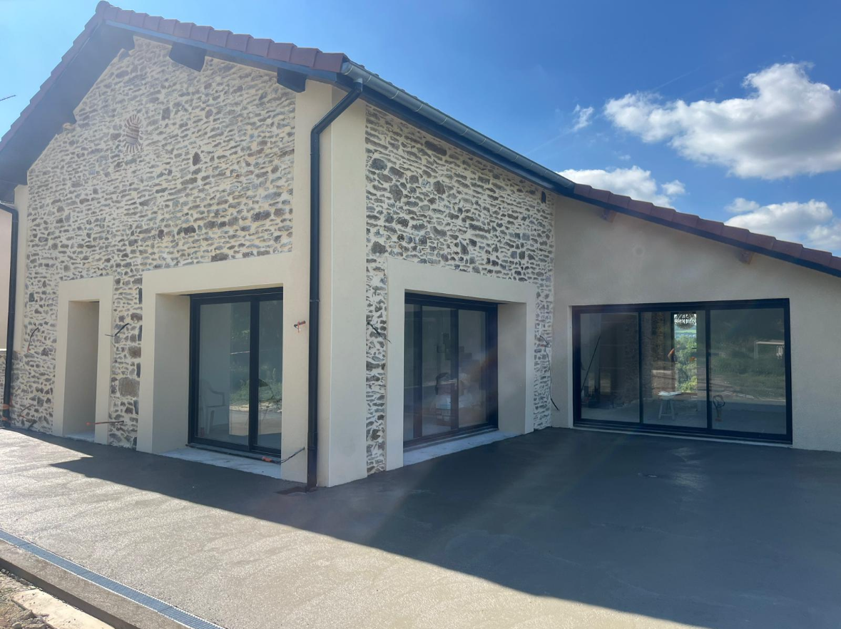 Façades extérieures avec baies vitrées