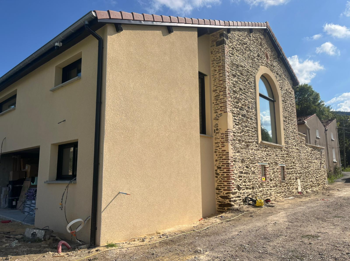 Façade extérieure avec grande vitre