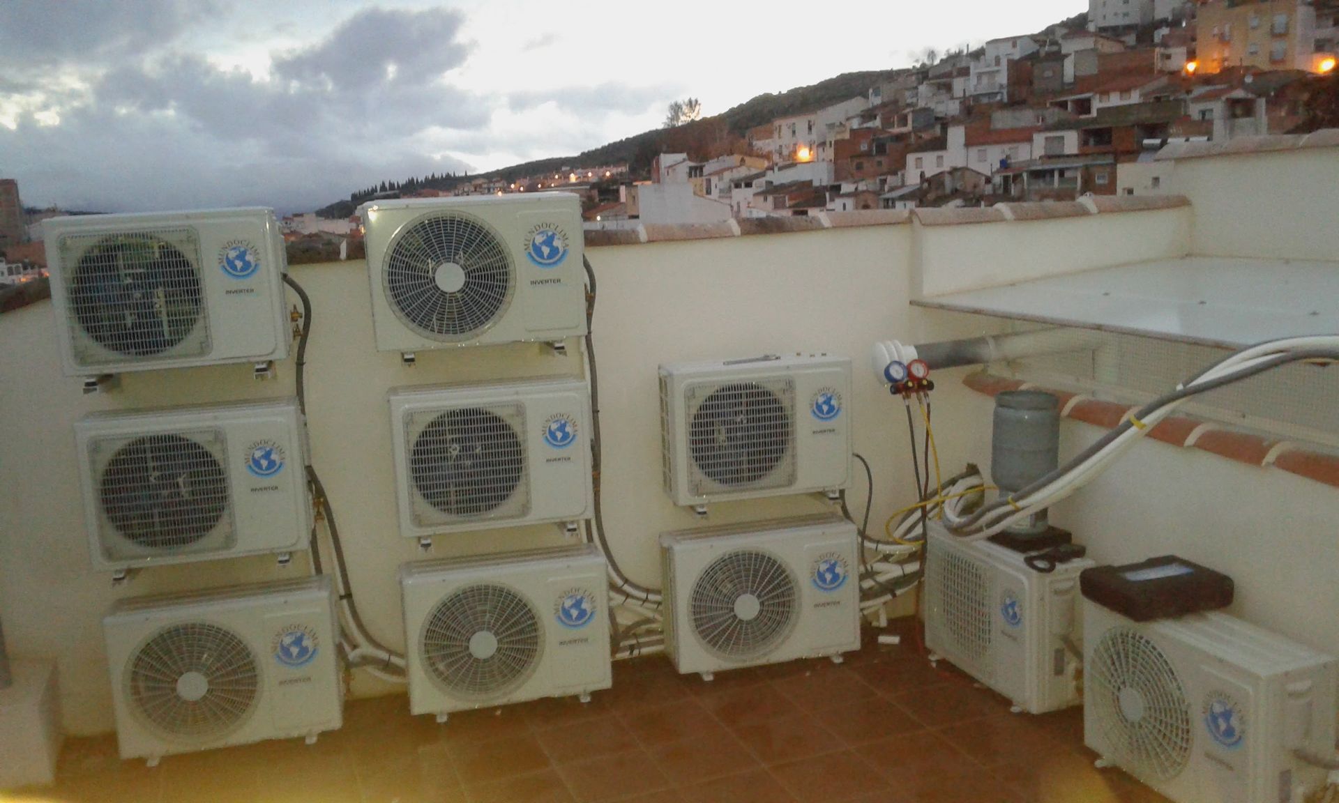 Un montón de aparatos de aire acondicionado están apilados uno encima del otro