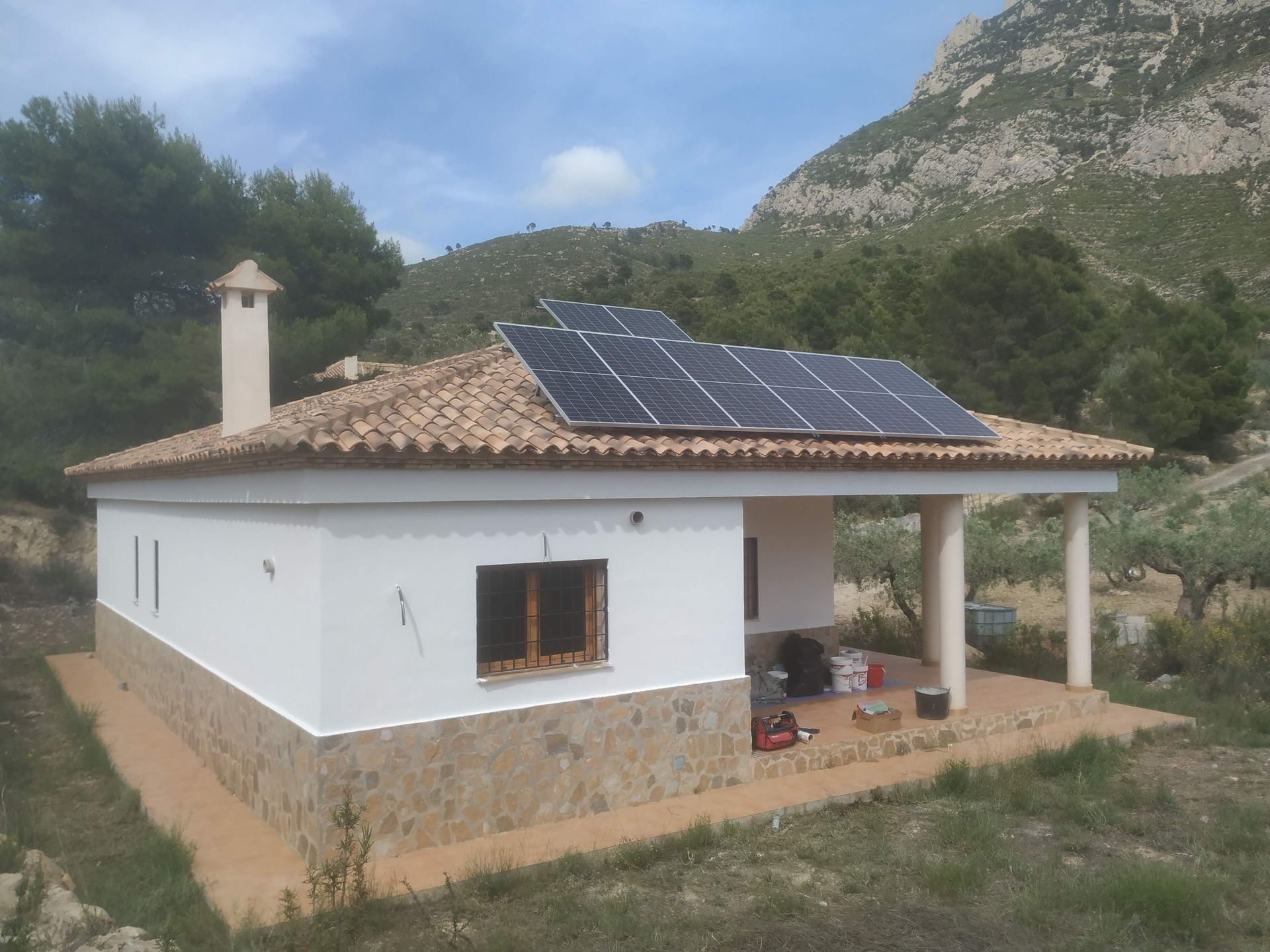 Una casa blanca con paneles solares en el techo