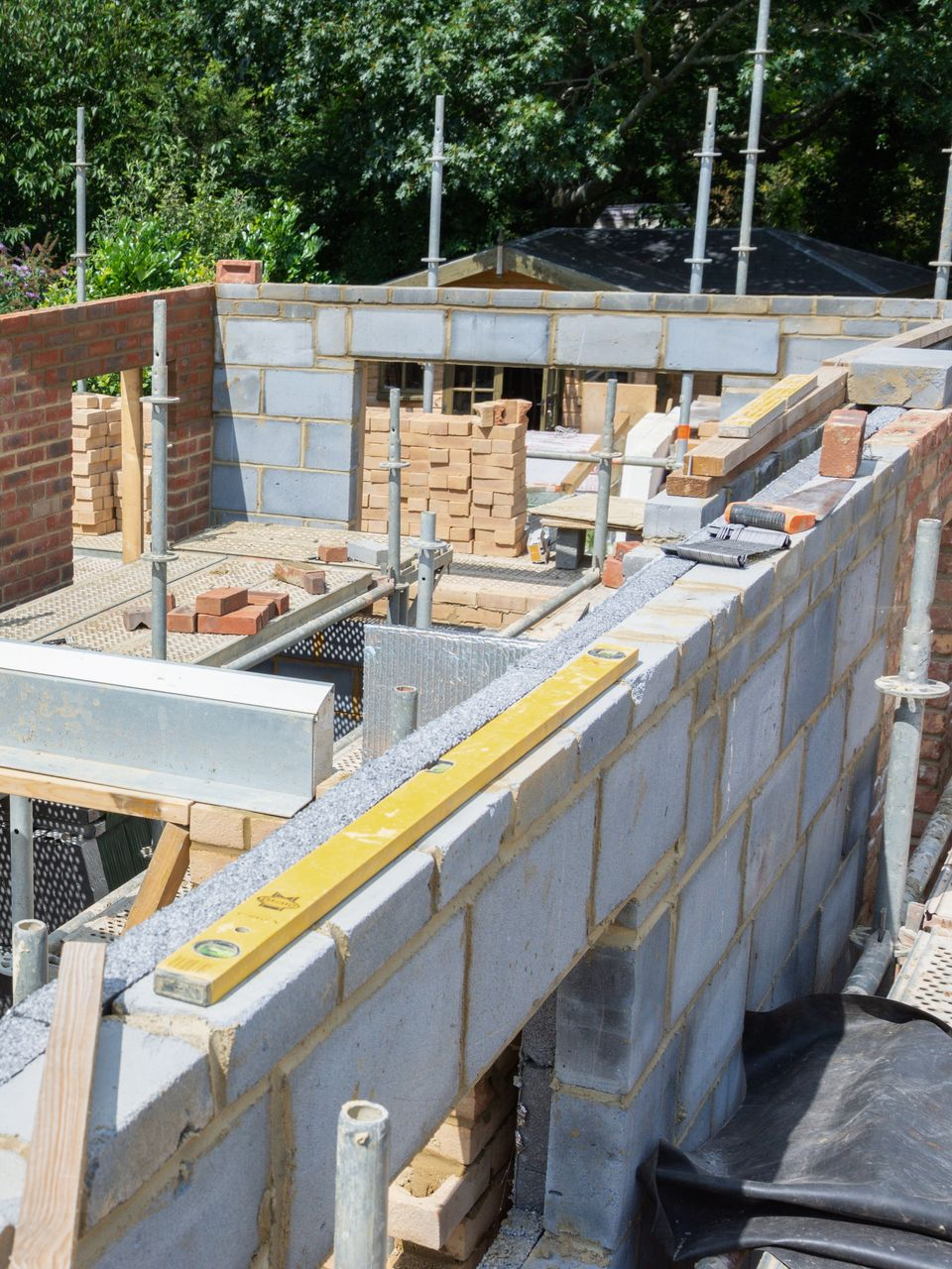 Chantier de construction : construction de murs en briques et en blocs de béton.
