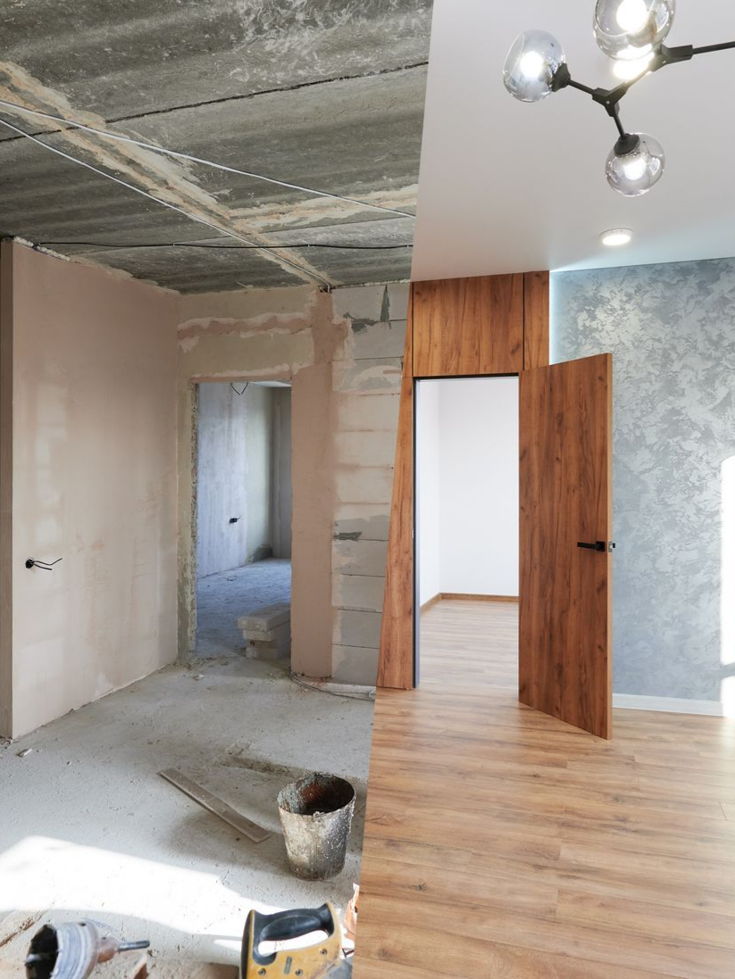 Rénovation avant et après : photo d'un intérieur inachevé et d'une pièce finie avec porte et parquet en bois.