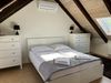 Helles Schlafzimmer im Dachgeschoss mit Klimaanlage