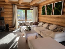Wohnzimmer mit Kamin und großer Sofalandschaft