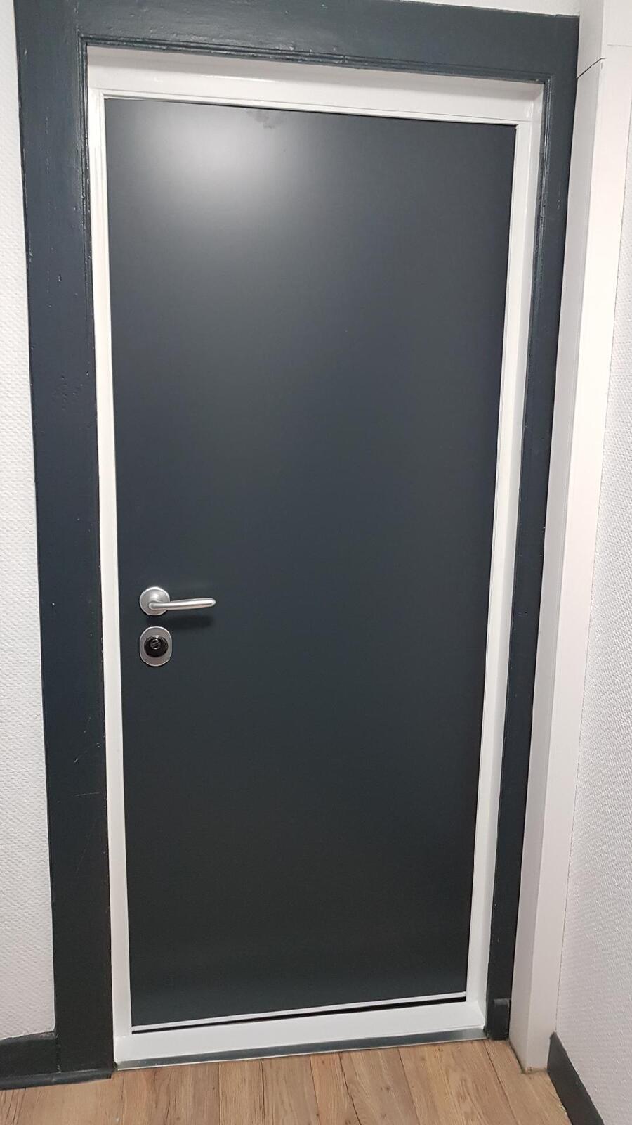 Porte blindée grise avec cadre blanc