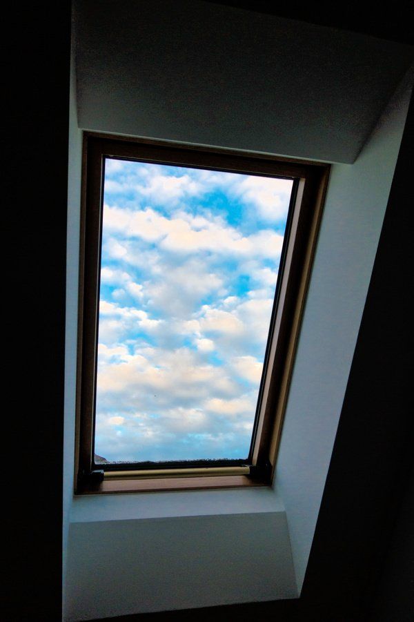 Fenêtre de toit avec un ciel nuageux