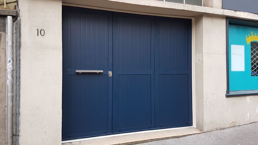 Porte de garage battante bleue
