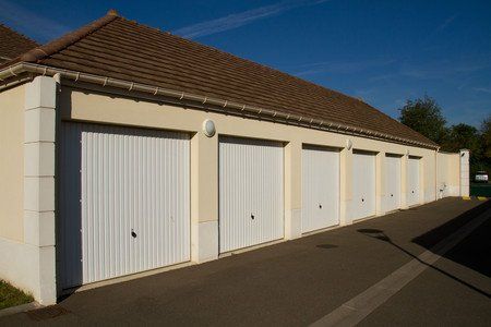Plusieurs garages avec portes basculantes