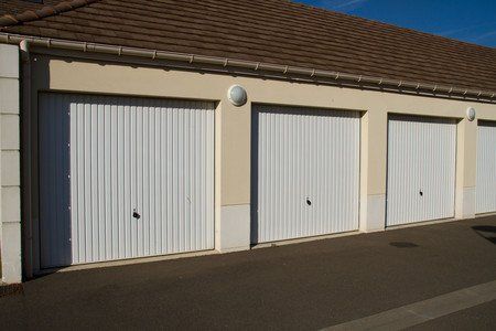 Portes de garage basculantes blanches