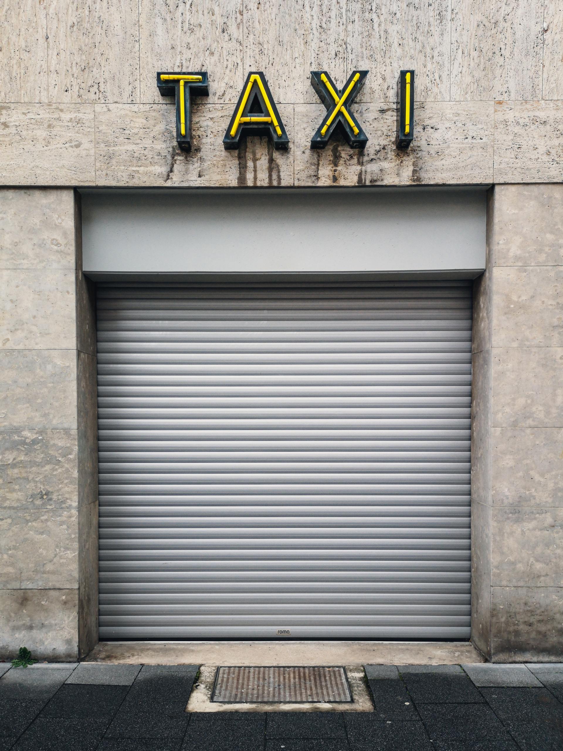 Porte à enroulement métallique pour un dépôt de taxis