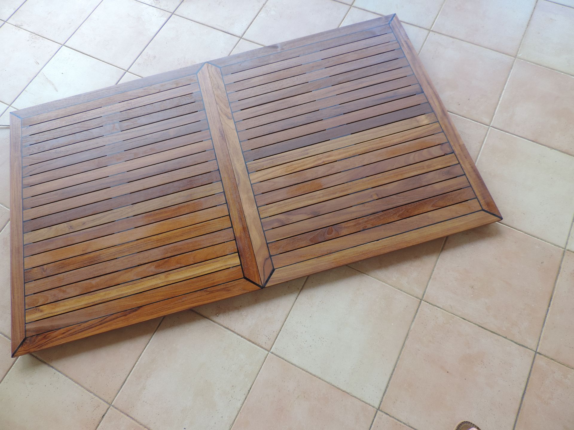 Rampe pliable en bois sur un sol carrelé