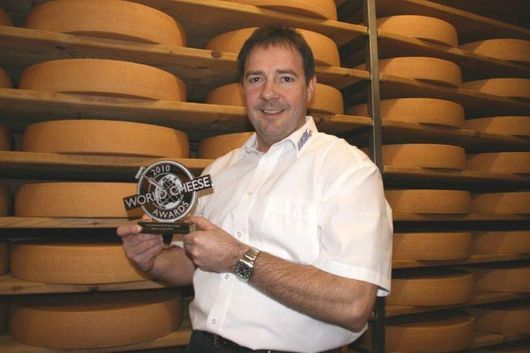 Markus Sturny mit World Cheese Award - Käserei Lanthen