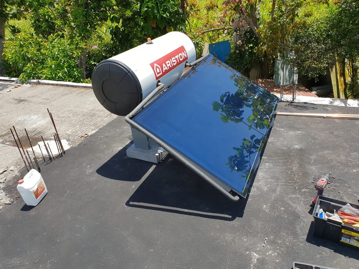 Panneau solaire chauffant sur un toit.
