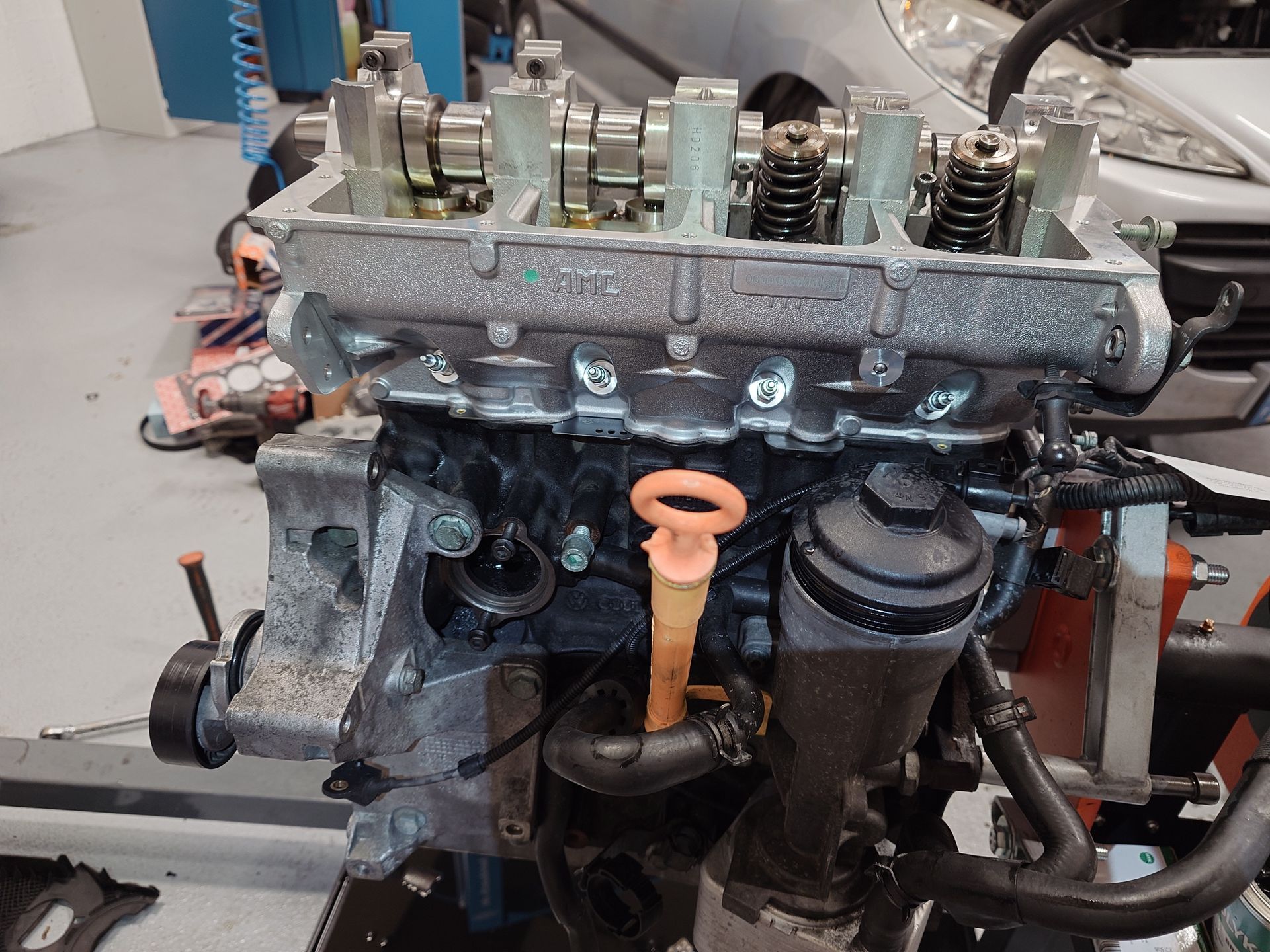 Moteur avec culasse exposée dans un atelier de réparation.