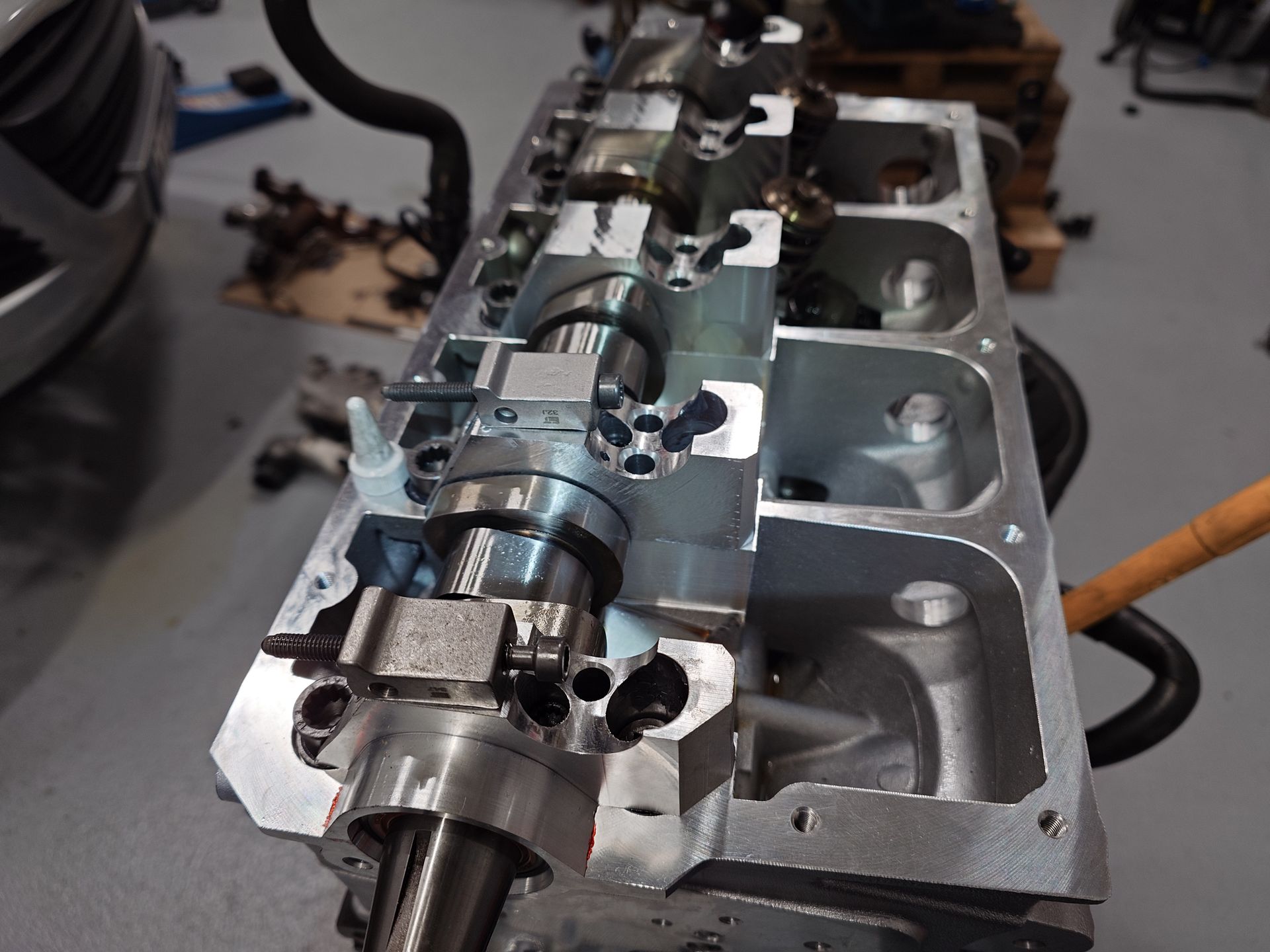 Vue en coupe d'un bloc moteur montrant les composants internes comme le vilebrequin, l'arbre à cames et la pompe à huile.