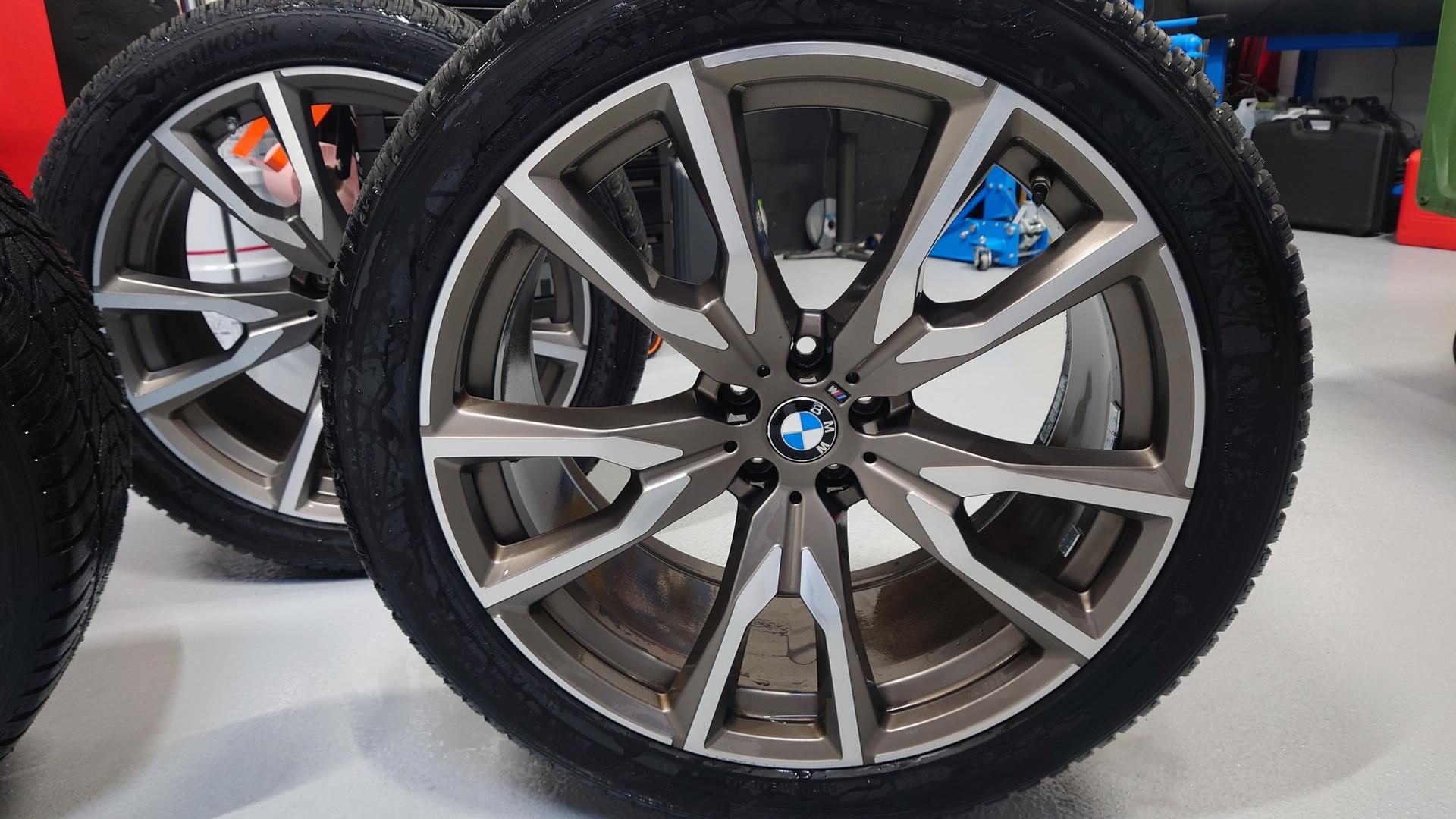 Plusieurs pneus avec des jantes BMW