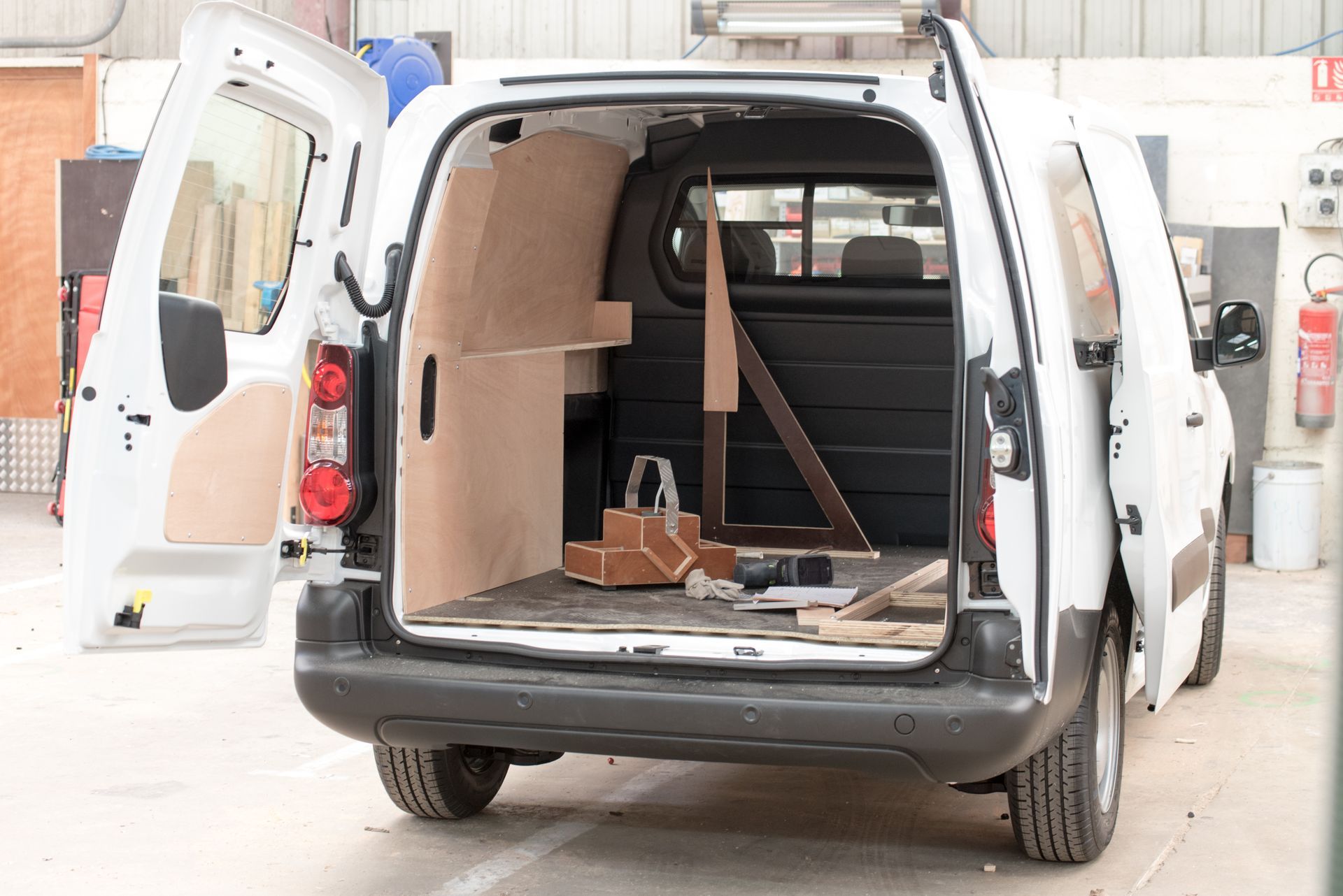 Arrière d'une fourgonnette aux portes ouvertes