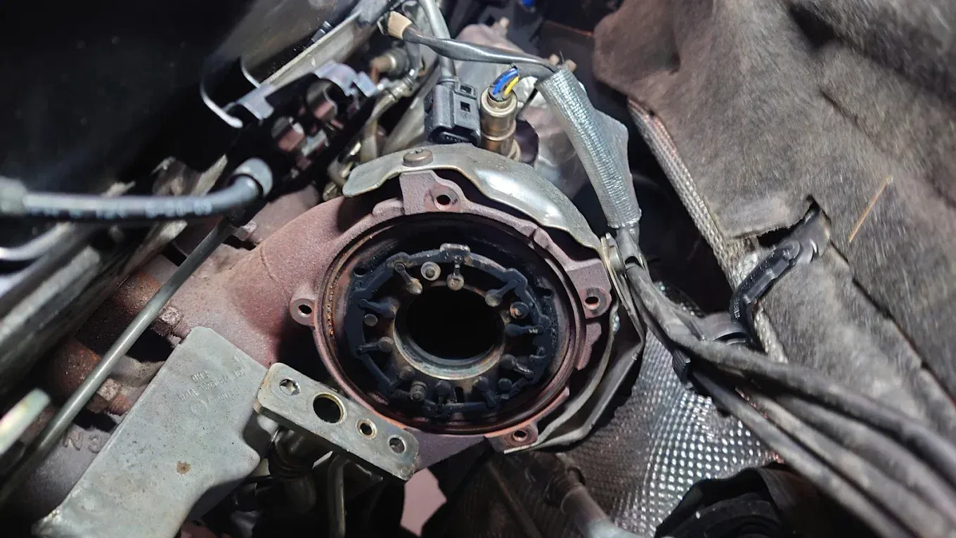 Gros plan sur un connecteur de moteur et un faisceau de câbles endommagés à l'intérieur du compartiment moteur