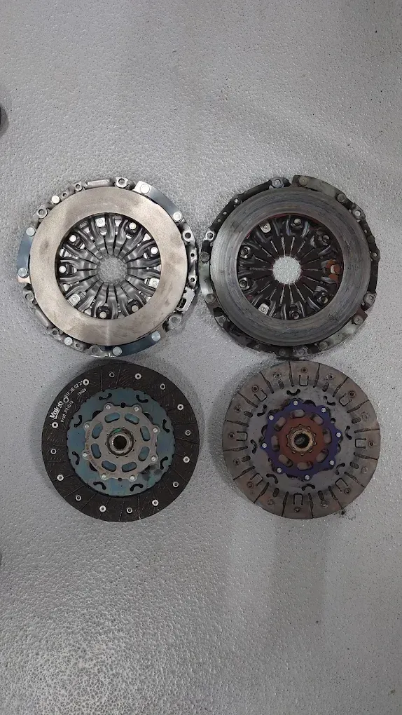 Quatre pièces mécaniques circulaires disposées en grille 2x2 sur une surface grise