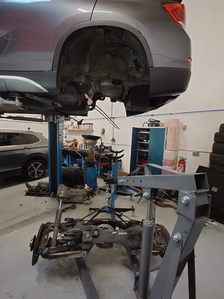 Voiture sur un pont élévateur dans un atelier de réparation automobile, le train arrière a été démonté