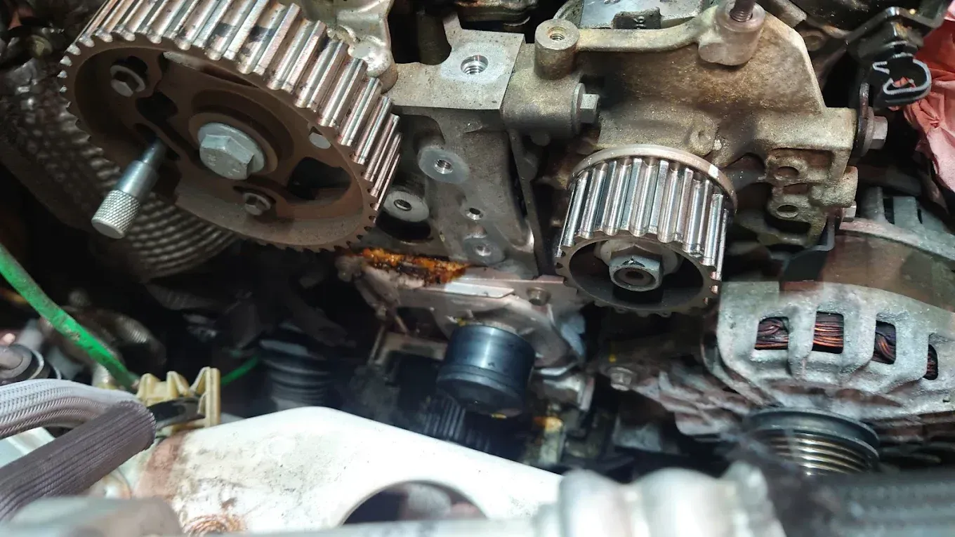 Gros plan sur des pièces de moteur de voiture et des alternateurs, dans un atelier mécanique