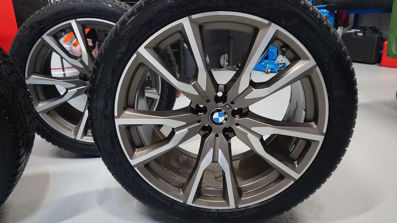 Jantes en alliage BMW avec pneus à profil bas exposées à l'intérieur d'un garage