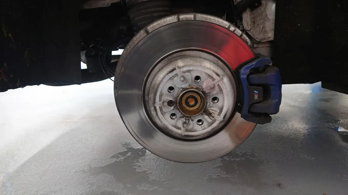 Disque de frein et étrier bleu sur une voiture, en cours de remplacement