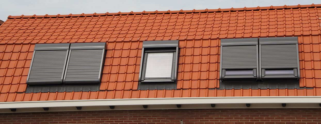 Fenêtres de toit avec des volets roulants
