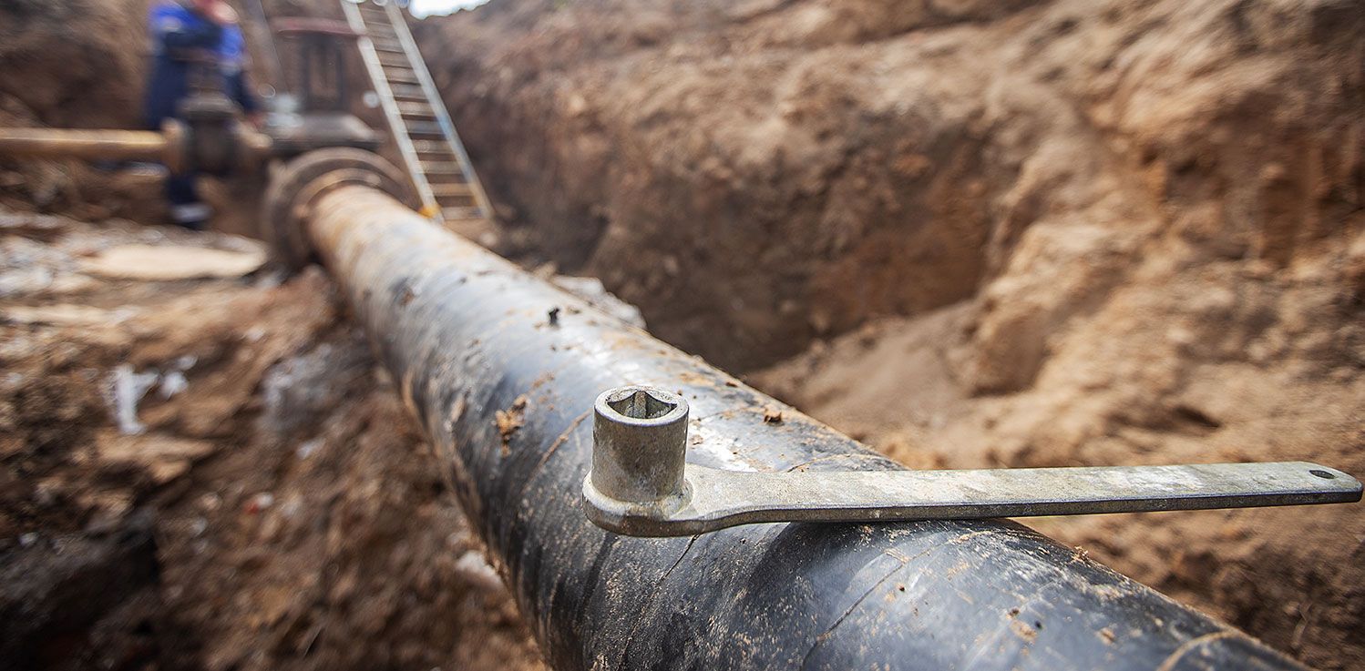 Gros plan sur une canalisation avec une clef à pipe