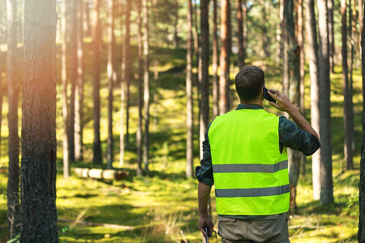 Ingénieur de l'environnement au téléphone