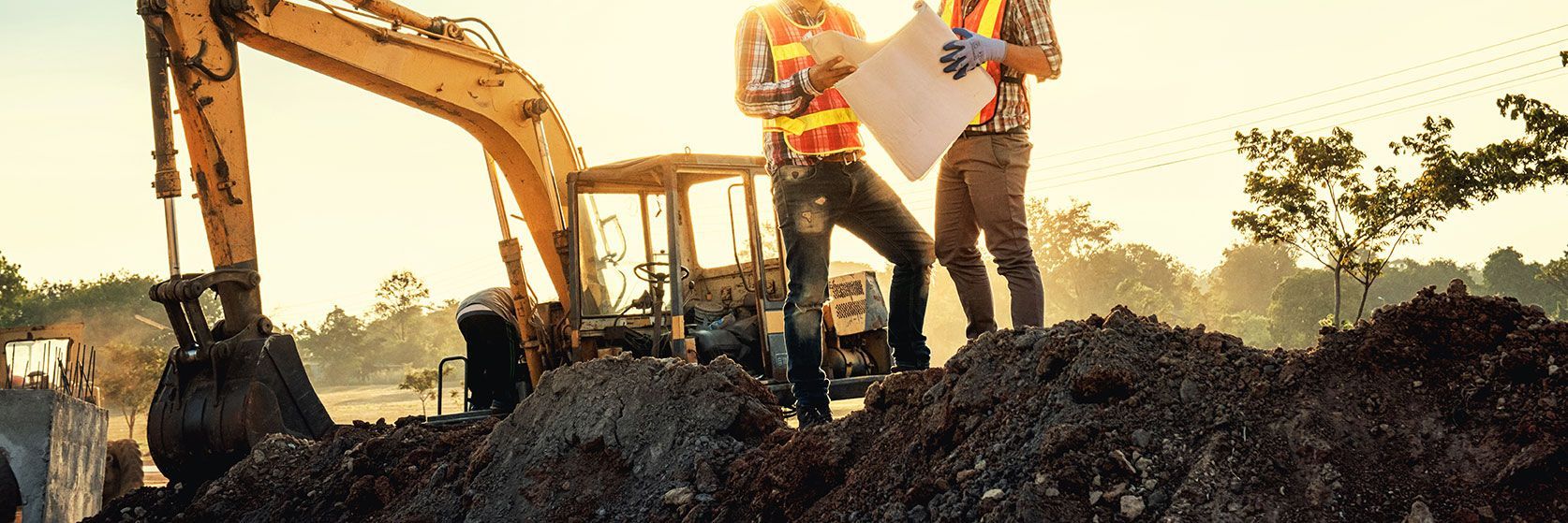 Ingénieurs qui discutent sur un site de construction