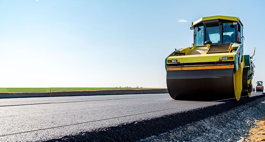 Rouleau qui aplatit le bitume sur une route