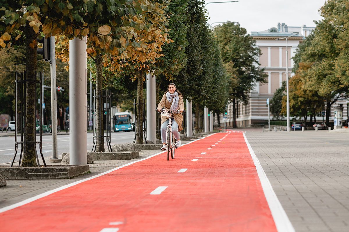 Vélo sur une piste cyclable en ville