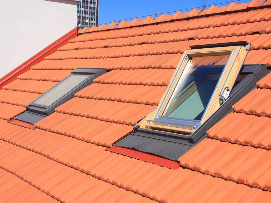 Deux fenêtres de toit sur un toit en tuile