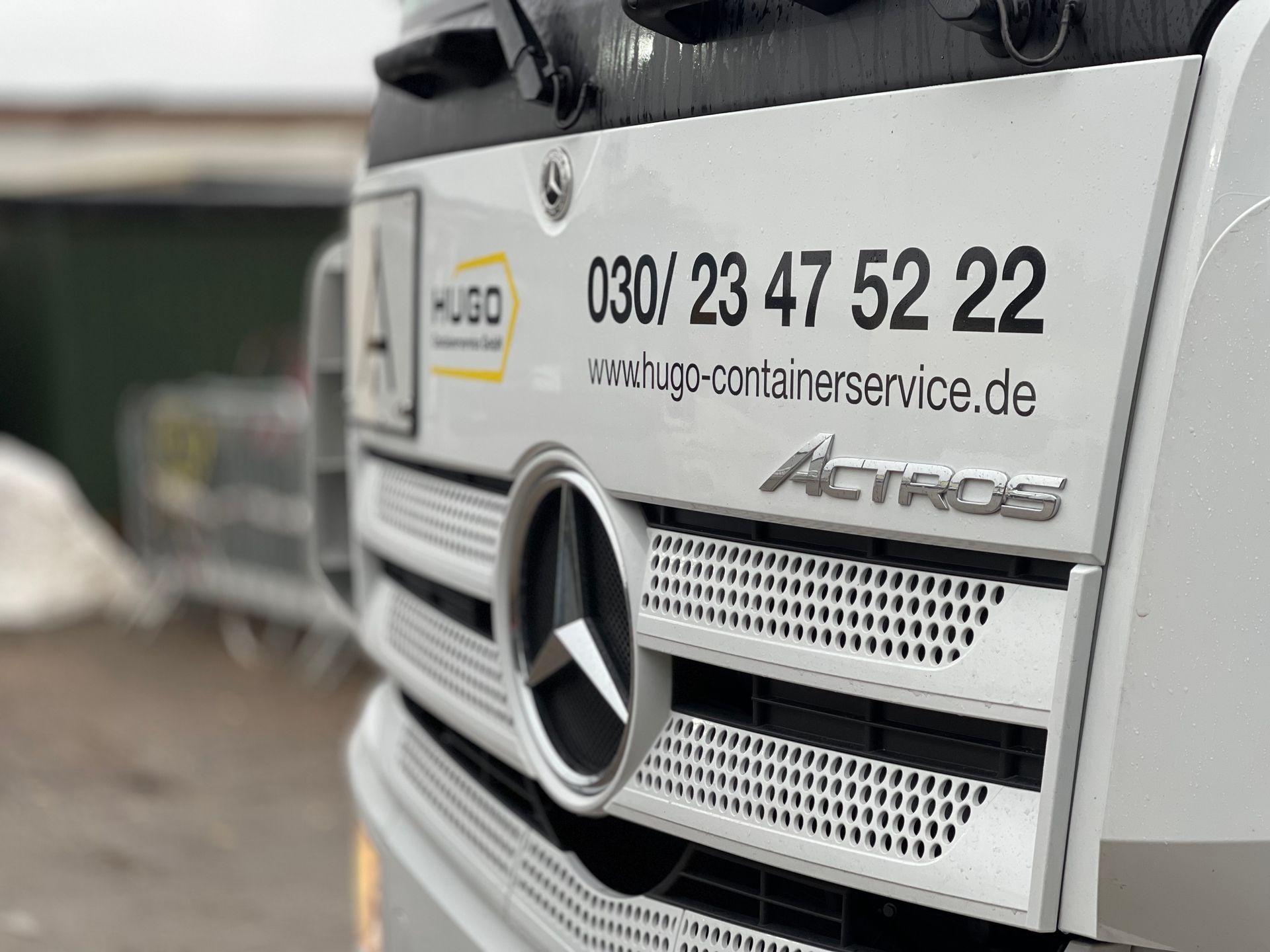 LKW mit Telefonnummer 030 23 47 52 22