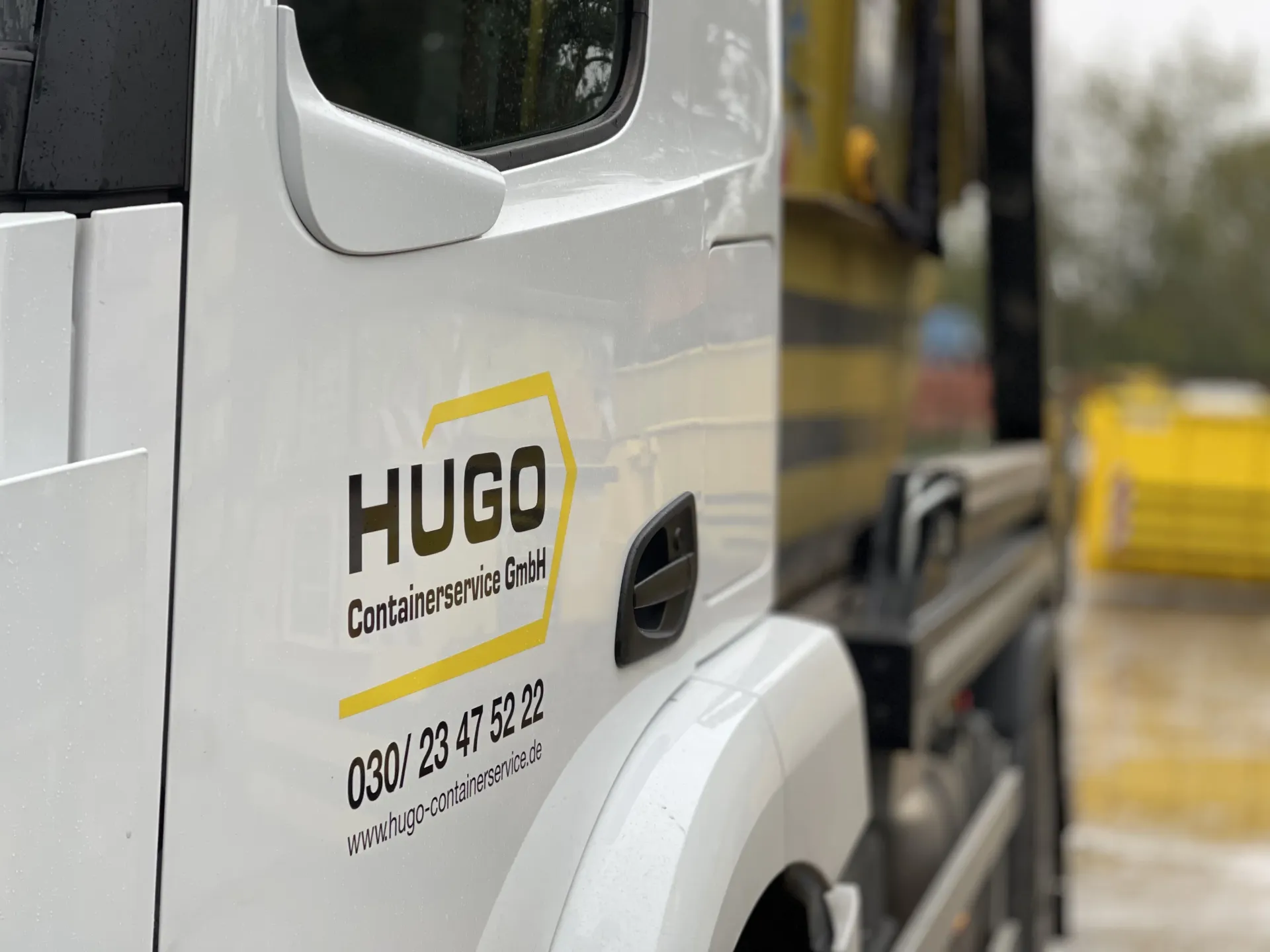 LKW mit Logo und Nummer LKW 030 234 75 222