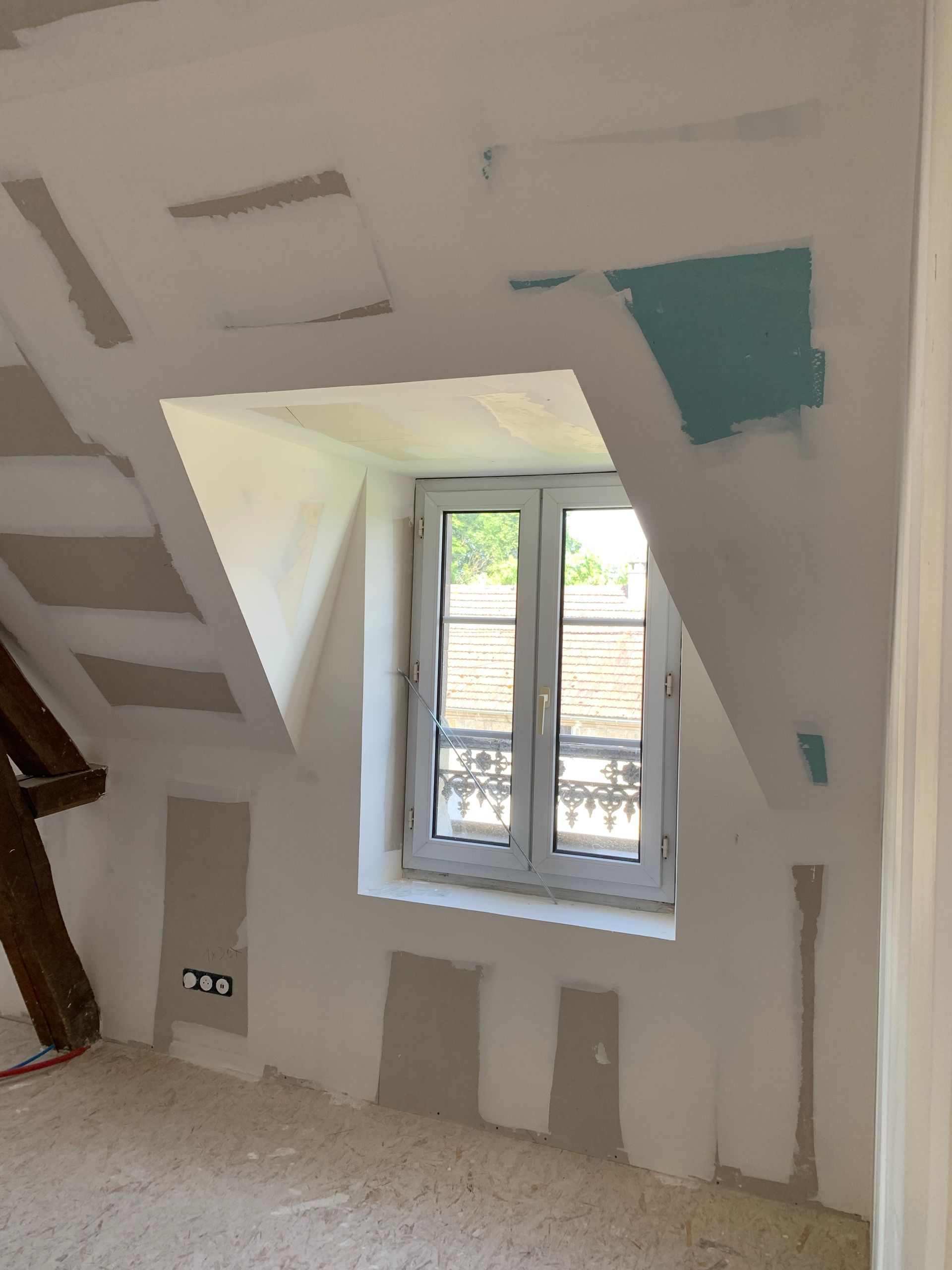 Artisan qui applique de l'enduit