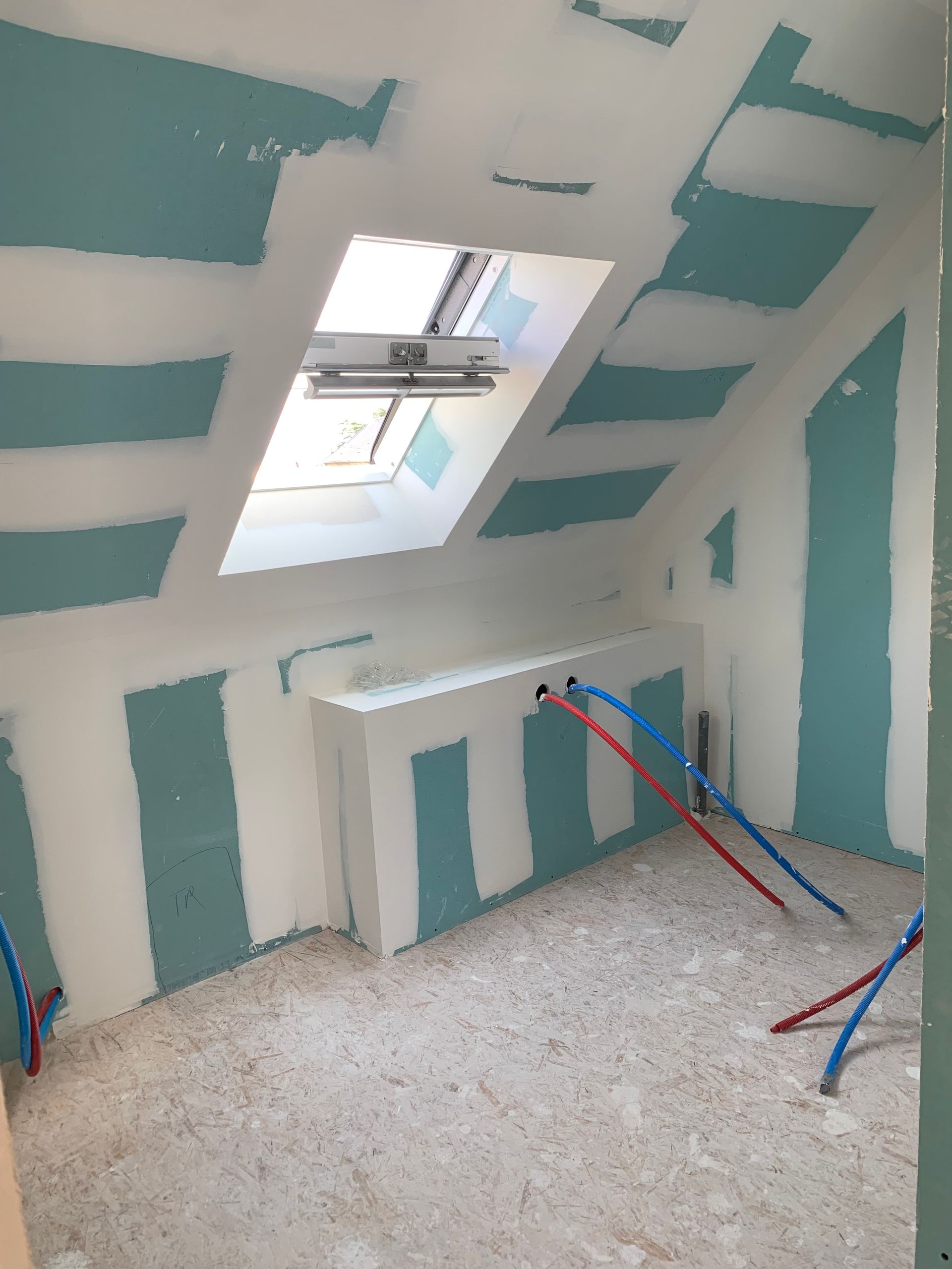 Chantier de plâtrerie avec fenêtre intégrée 