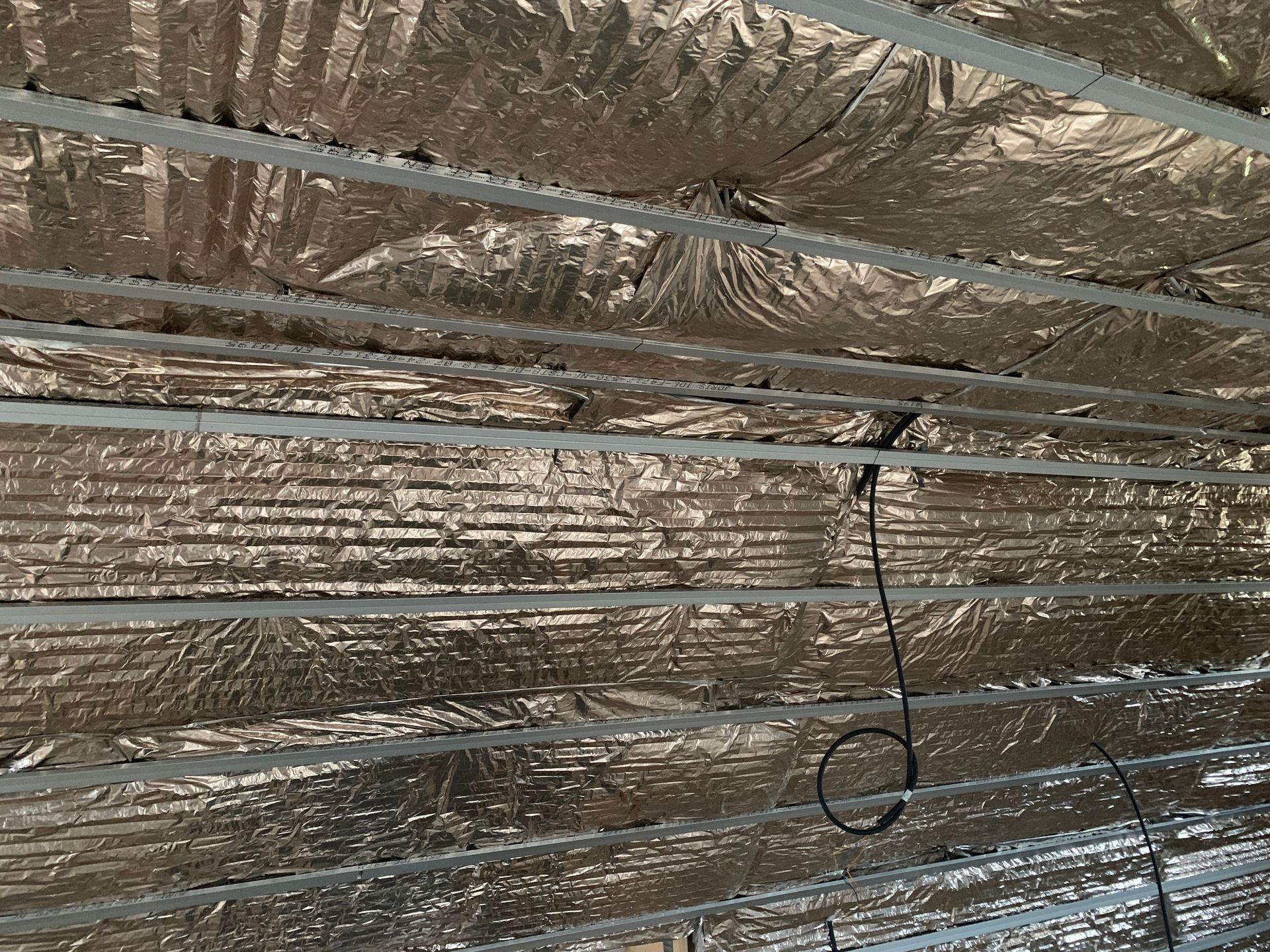 Artisan posant un parquet en bois 