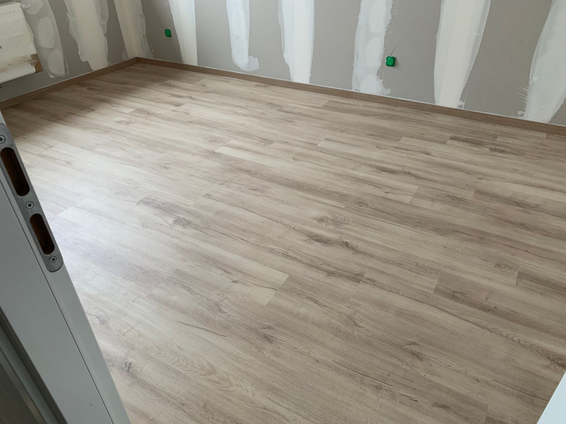 Ouvrier posant de l'isolant dans des combles