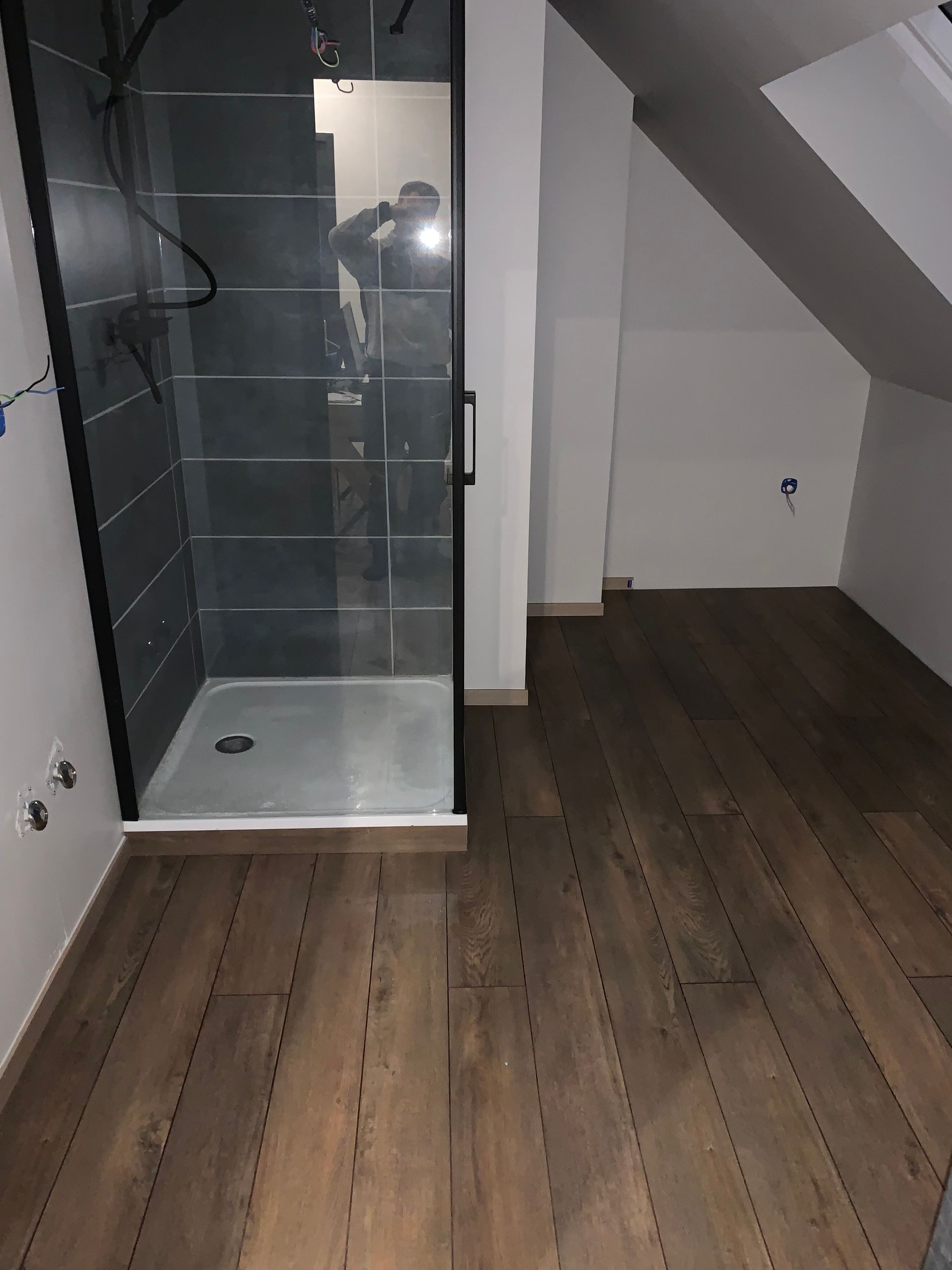 Ouvrier qui installe une ampoule