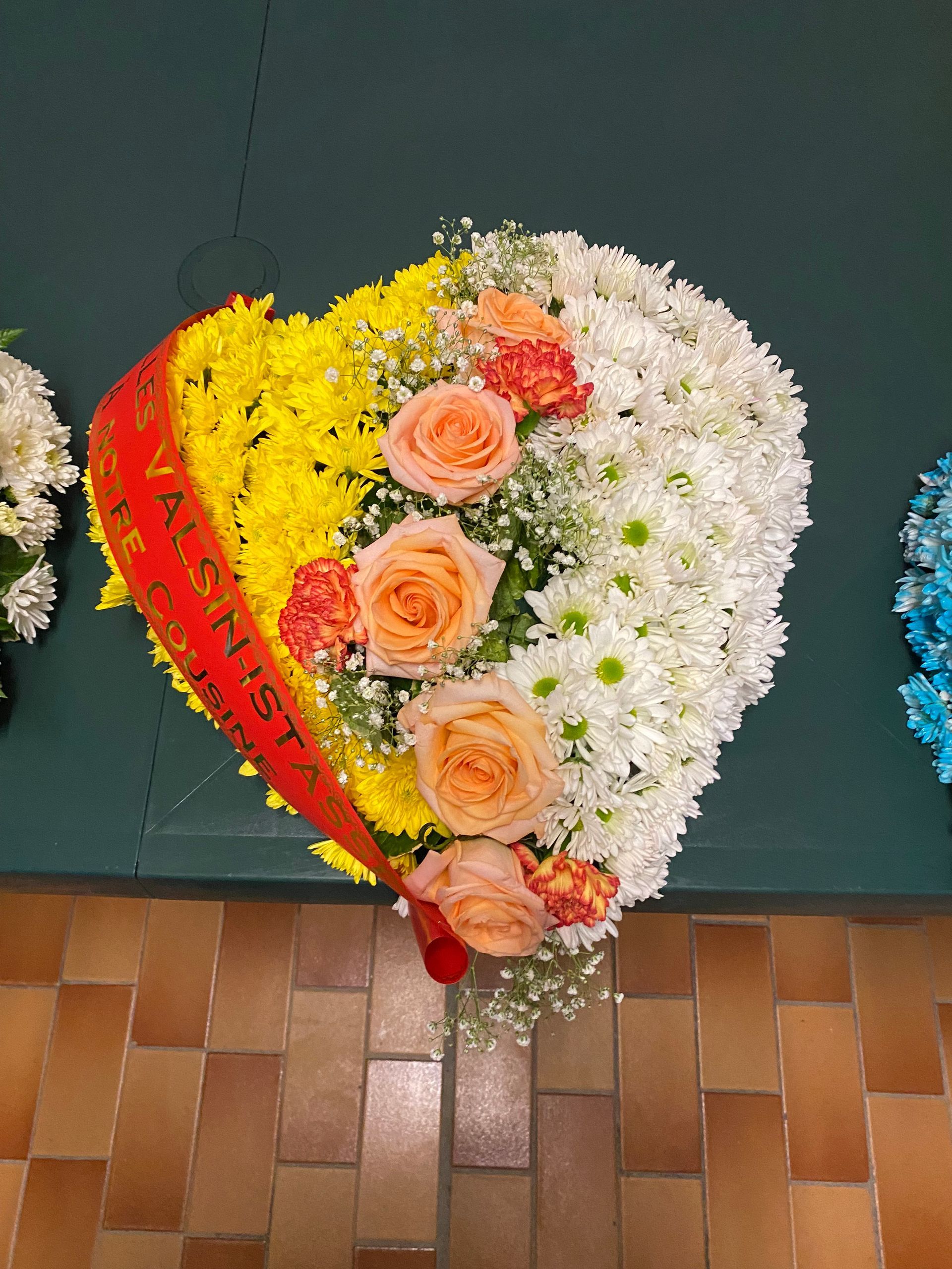 Cœur fleurs blanches et jaunes