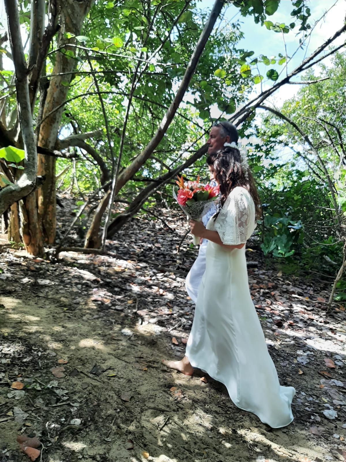 Mariée et son bouquet dans forêt