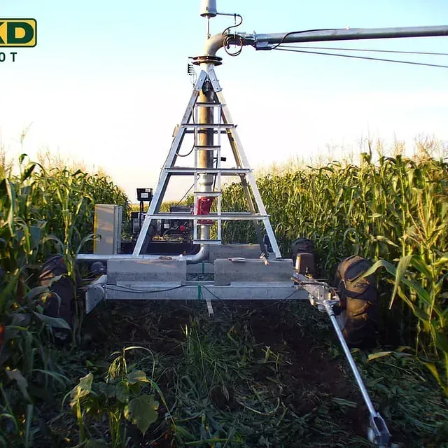 Una máquina está sentada en medio de un campo de maíz.