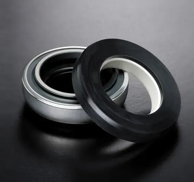 Dos anillos de goma están colocados uno encima del otro sobre una superficie negra.