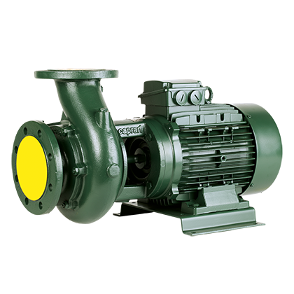 Una bomba de agua verde con una brida amarilla sobre un fondo blanco.